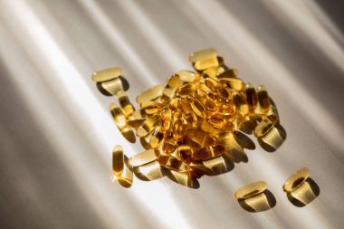 Beyaz arka plan üzerinde izole omega 3 fishoil hapları