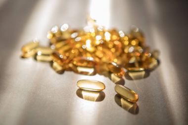 Beyaz arka plan üzerinde izole omega 3 fishoil hapları