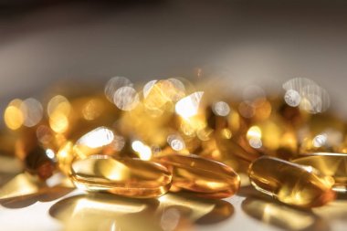 Beyaz arka plan üzerinde izole omega 3 fishoil hapları