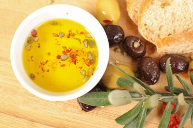 Yeşil ve Siyah Zeytin o porselen kase görünümünü kapat