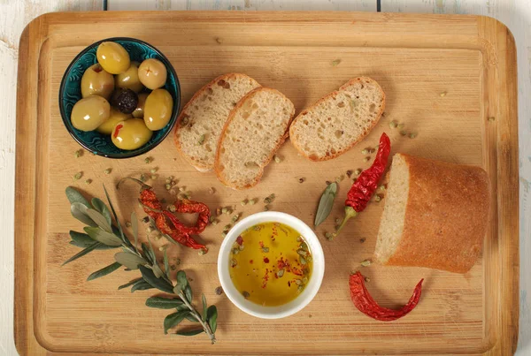 Vue de dessus des olives vertes et noires dans un bol en porcelaine avec olive — Photo