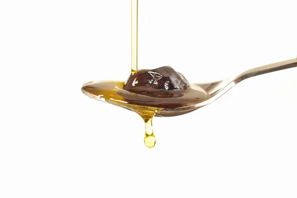 Vista ravvicinata dell'olio vergine di oliva versato su stell spo inox — Foto Stock