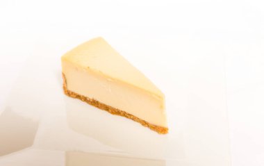 Cheesecake dilim izole beyaz arka plan üzerinde beyaz tabakta
