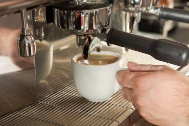 Kahve makinesinden dökülen espresso yakın plan. 