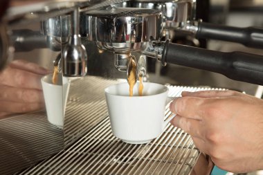 Kahve makinesinden dökülen espresso yakın plan. 