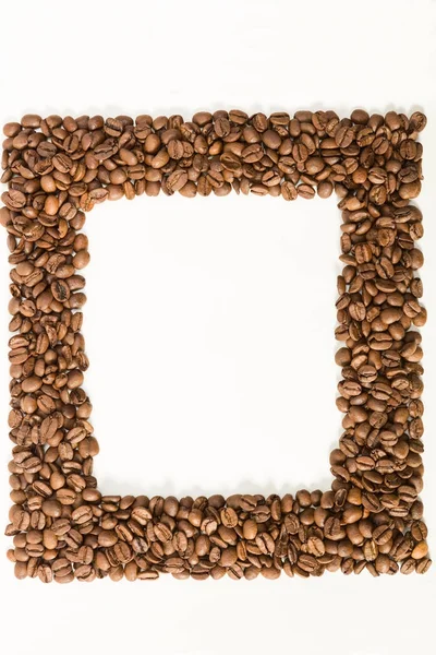 Rostade kaffebönor ram över vit bakgrund med utrymme fo — Stockfoto