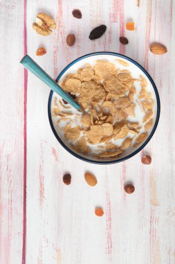 Kase mısır gevreği ve süt, fındık, Kuru Kayısı, ceviz ve n