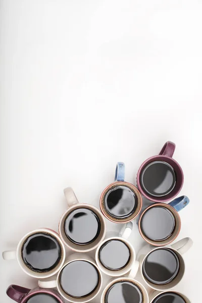 Forma triangular de tazas de café aisladas sobre fondo blanco con — Foto de Stock
