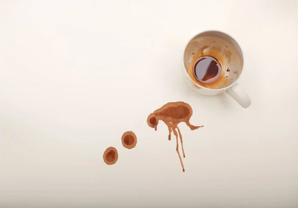 Hög vinkel syn på tom kaffekopp med våta kaffe droppar på wh — Stockfoto