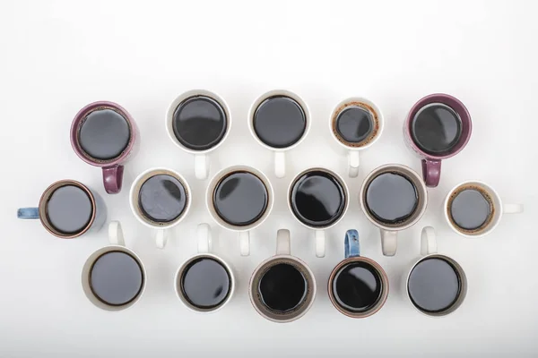 Hoge hoek weergave kopjes koffie assortiment op witte backgroung Stockfoto