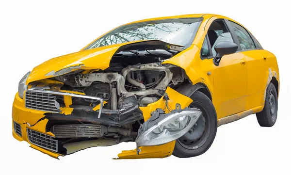 Frente de carro amarelo tem danificado causado por acidente, isolado em — Fotografia de Stock