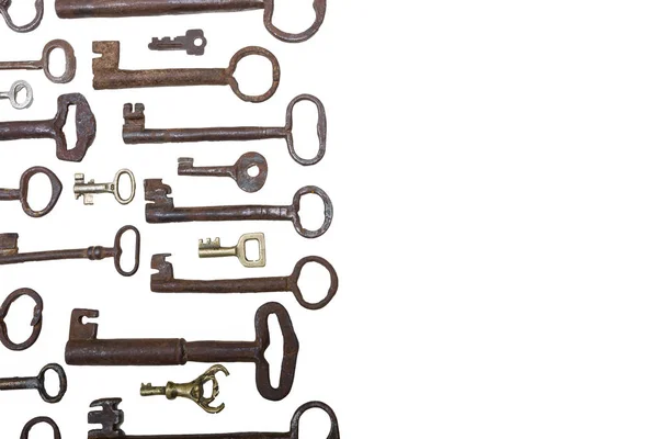 Diferentes llaves oxidadas viejas del tamaño aisladas en fondo blanco con espacio de copia — Foto de Stock