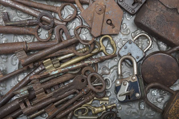 Vista de cerca del candado viejo y las llaves sobre un fondo metálico — Foto de Stock