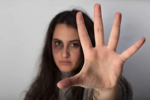 Mulher abusada estendendo a mão estendida — Fotografia de Stock