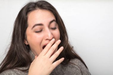 Güzel bir kadın, esneme portreleri