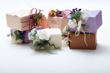 Şerit ve çiçekler ile özel tür hediye kutuları görünümünü kapat