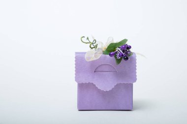 Şerit ve çiçekler lavanta rengi düğün hediye kutusu 