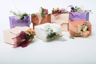 Özel bir hediye kutuları şerit ve çiçeklerle beyaz arka