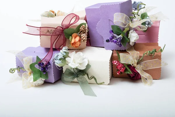 Pastellfarben Karton zweitägige Geschenkboxen mit Band und Flowe — Stockfoto