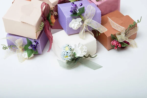 Pastelové barvy krabičkách svatební dar s stuha a květ — Stock fotografie