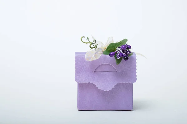 Lavender color wedding gift box with ribbon and flowers — Stock Photo, Image