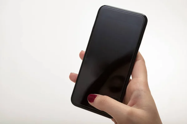 Bir smartphone tutan bir kadın eli Close-Up