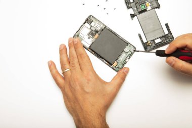 Ayarlamaları ve onarım yapan erkek bir akıllı telefon için