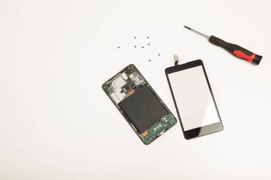 Açılan smartphone bileşenlerini göstermek