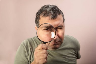 Büyüteç arayan adam