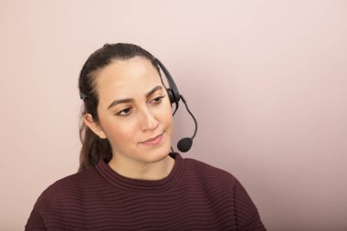 Çağrı merkezinde kulaklık takan kadın.