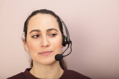 Bir cal alarak düşünceli çağrı merkezi operatörü