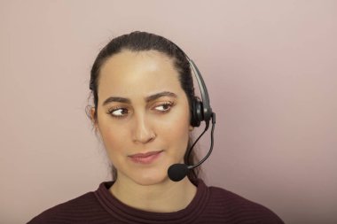 Bir cal alarak düşünceli çağrı merkezi operatörü