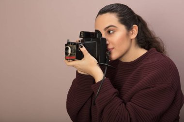 Kadın fotoğrafçı ekrana odaklanarak