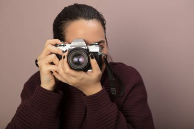 Eski bir Slr fotoğraf makinesi ile fotoğraf çekmek fotoğrafçı