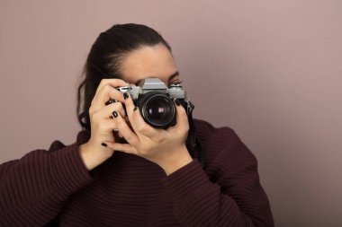 Vintage bir Slr fotoğraf makinesi ile fotoğraf çekmek fotoğrafçı