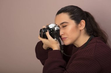 Fotoğrafçı bir Slr kamera ile fotoğraf çekmek