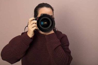 Kadın fotoğrafçı ekrana odaklanarak
