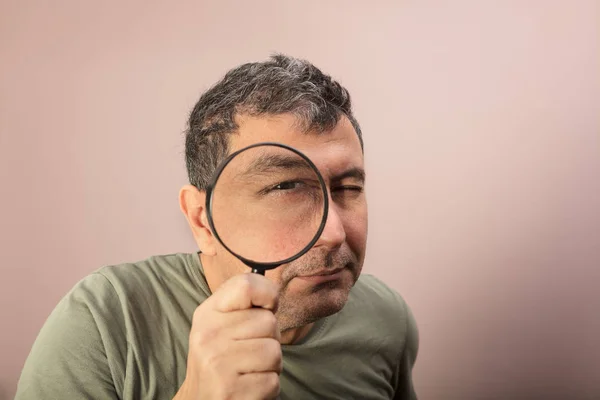 Homem à procura de pistas com uma lupa — Fotografia de Stock