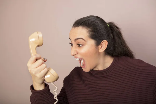 Hayal kırıklığına uğramış kadın telefonu ile çığlığı