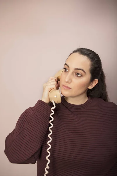 Jovem mulher ouvindo um telefonema — Fotografia de Stock