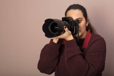 Fotoğrafçı bir Dslr fotoğraf makinesi ile fotoğraf çekmek
