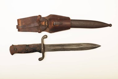 Yıpranmış deri kılıf ile eski hançer