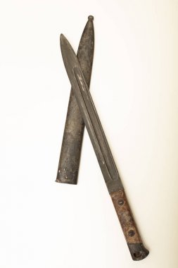 Çelik kılıf ile eski süngü