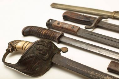 Beyaz arka plan üzerinde melee silah türleri