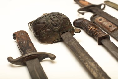 Beyaz arka plan üzerinde melee silah türleri