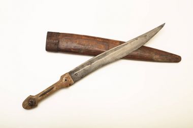 Vintage bıçak üzerinde beyaz izole kendi kın