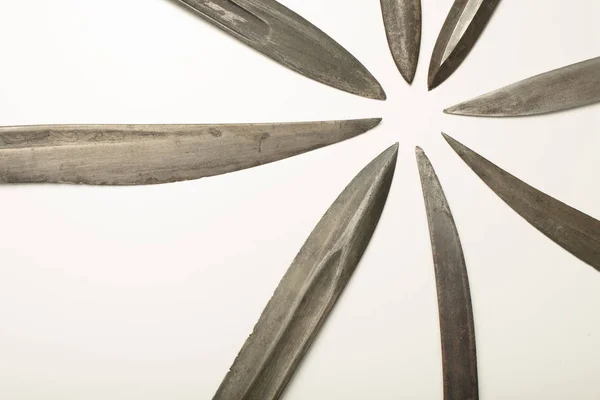 Primer plano de cuchillas y espadas viejas — Foto de Stock
