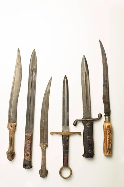 Koleksiyonu farklı vintage bıçak ve hançer