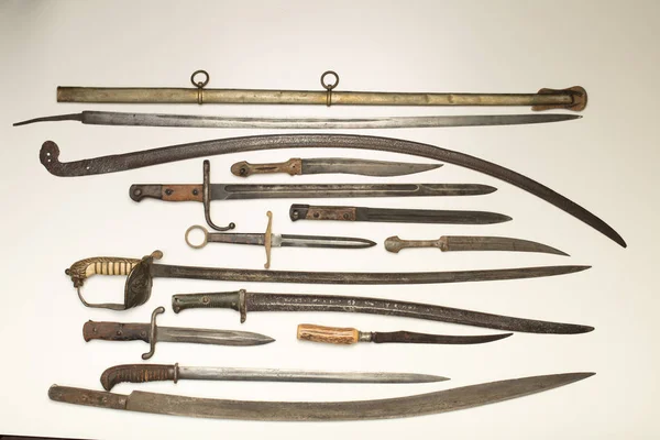 Armoury exibição de espadas históricas e punhais — Fotografia de Stock