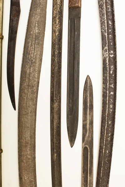 Vitrina con viejas espadas históricas — Foto de Stock